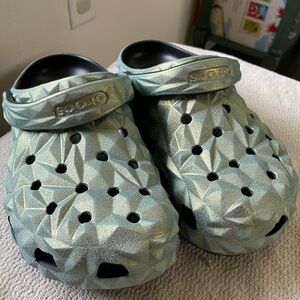 Crocs Geometric Holographic. Size 9W/7M. Never worn. Perfect condition.
